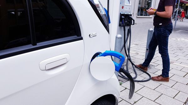 Jak wybrać idealną ładowarkę do auta elektrycznego? Poradnik dla kierowców
